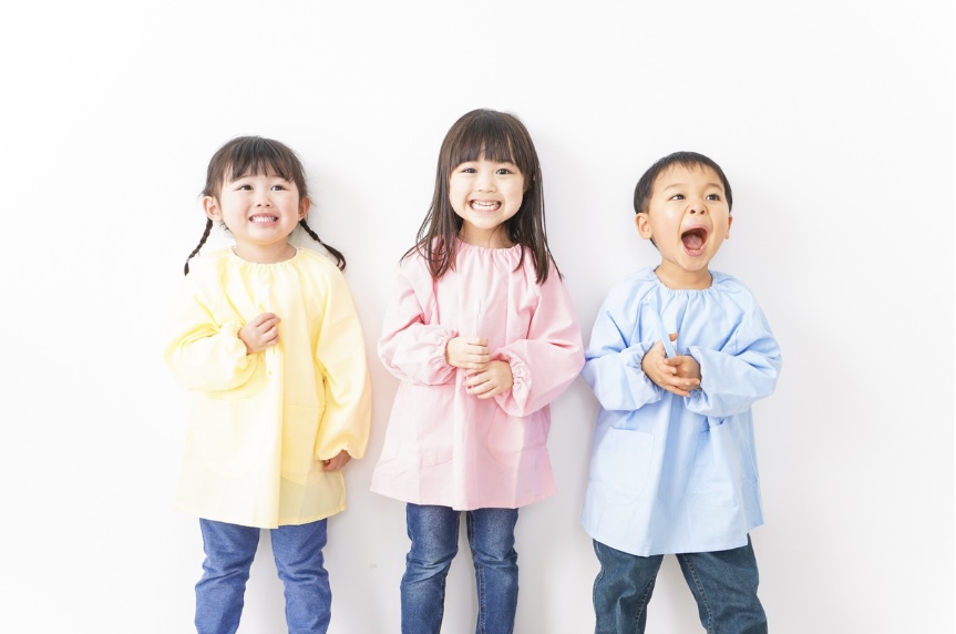 笑っている幼児数人