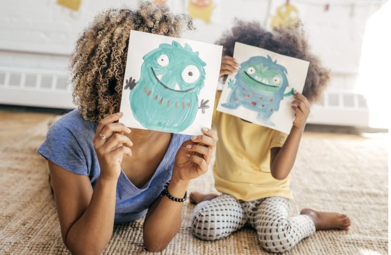 外国の子ども達が笑顔で勉強している様子