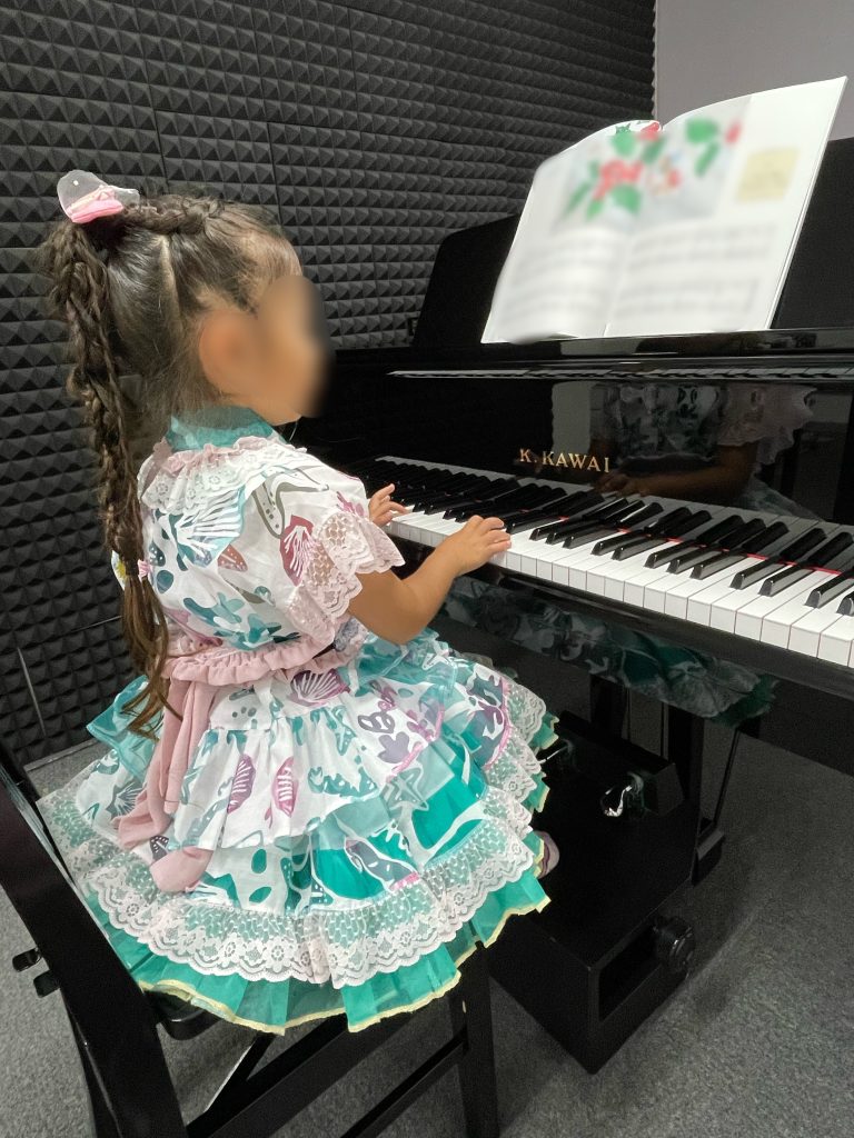 幼児(年長さん)がピアノを演奏している姿