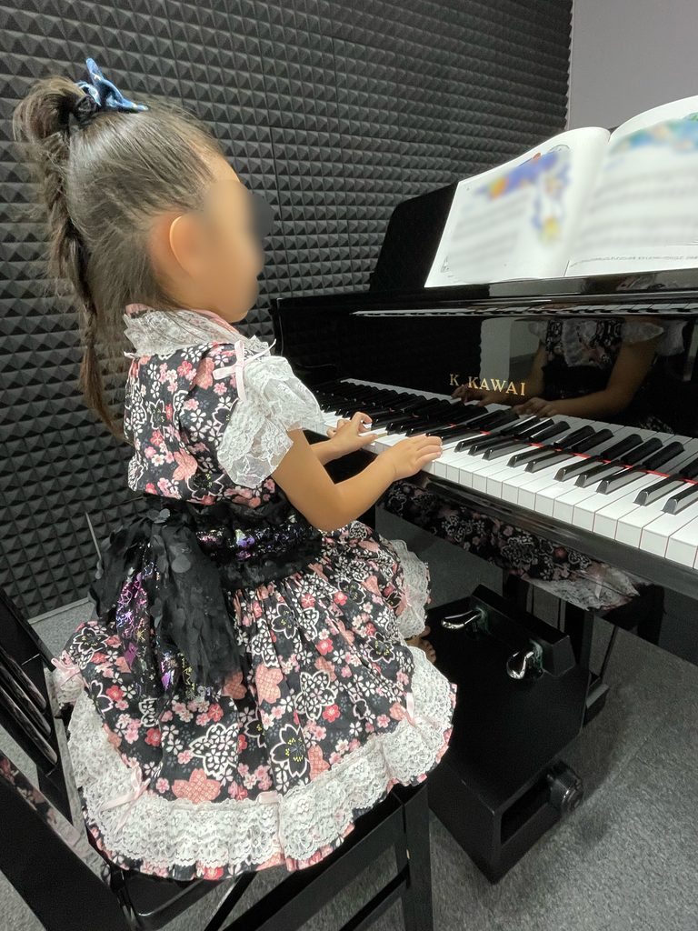 幼児がピアノを弾いている様子